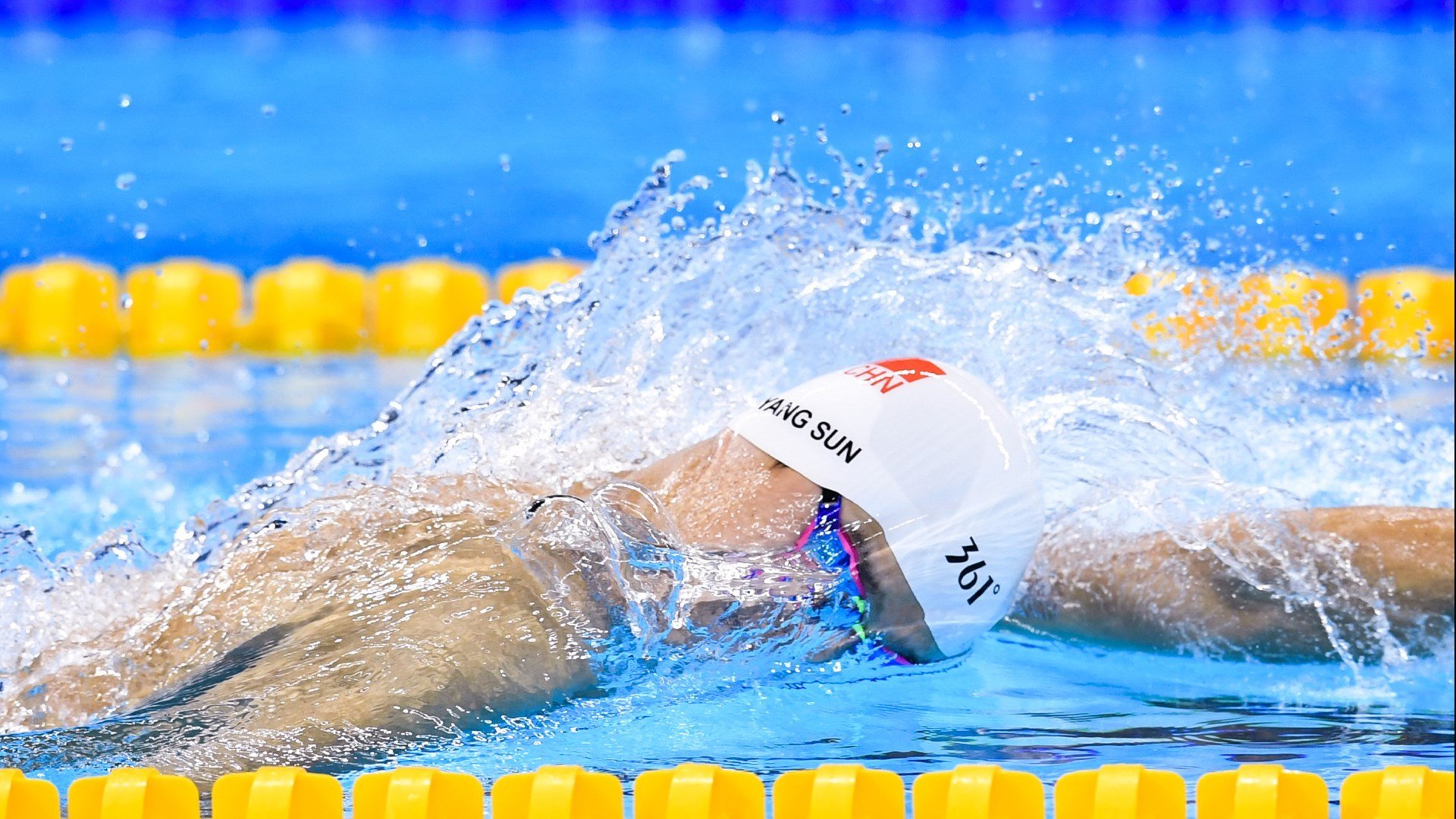张雨霏和教练反复推敲技战术细节，张雨霏教练评价
