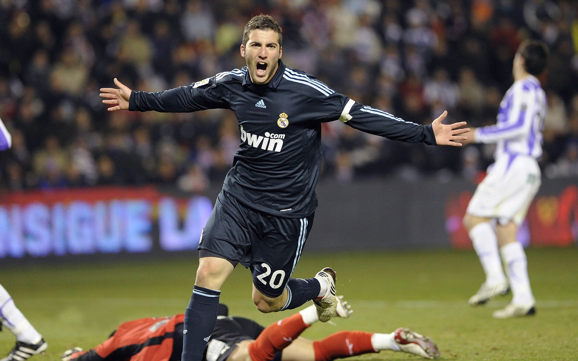 林丹回应退役后生活称更自由了，林丹退役后打球